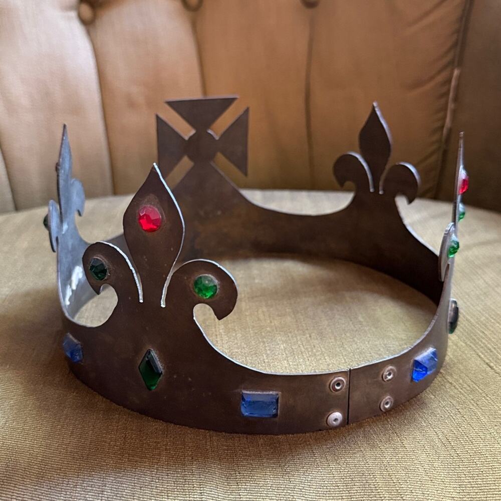 Metal jeweled prop crown - Picture 2 of 6